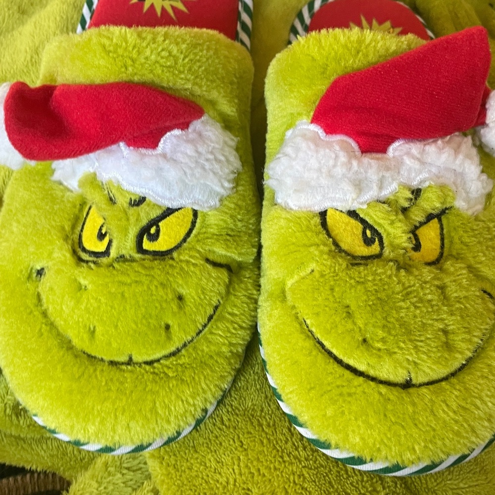 Green Grinch Robe and Slippers Set - Picture 2 of 3